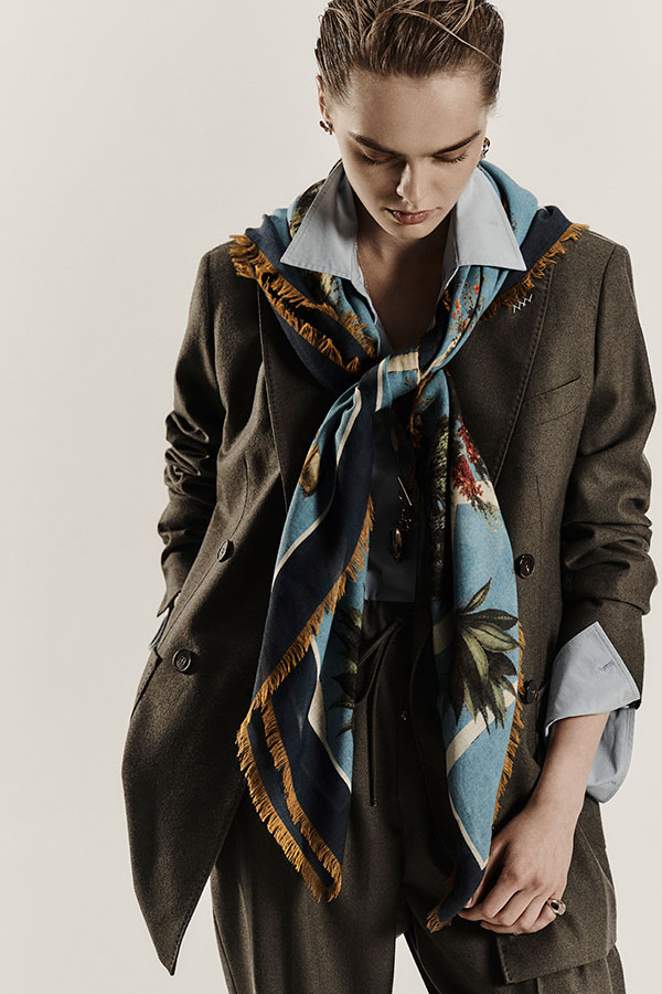 Max Mara oversized scarf in light blue printed silk, with all-over print from the collection, worn with a blazer.
